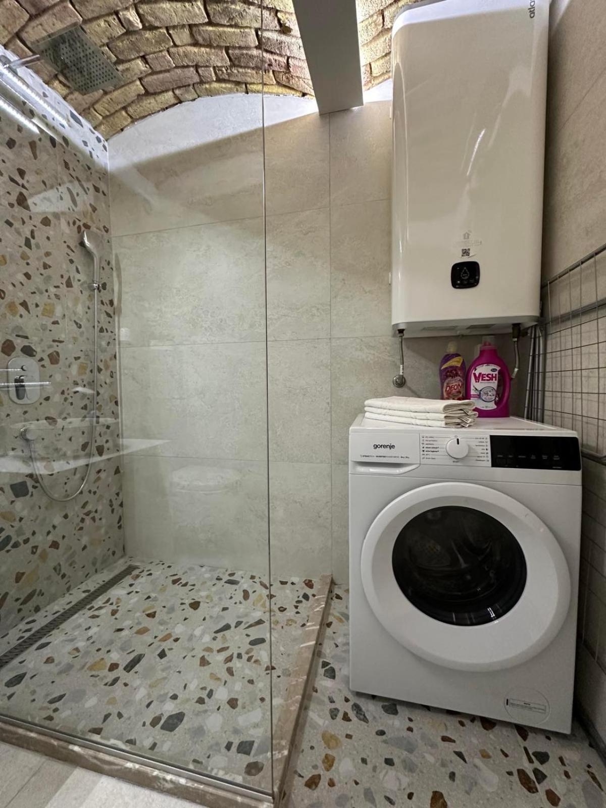 Apartment Seasons With Free Parking *